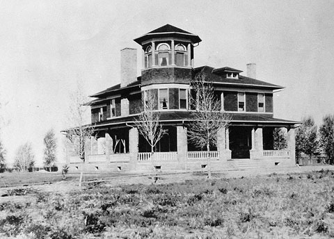 The JB Okie mansion at Lost Cabin, Wyoming, photographed in the early twentieth century